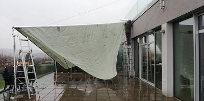 Instalace stínicích plachet pro zastínění terasy hotelu Antonie ve Frýdlantu