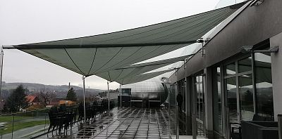 Instalace stínicích plachet pro zastínění terasy hotelu Antonie ve Frýdlantu