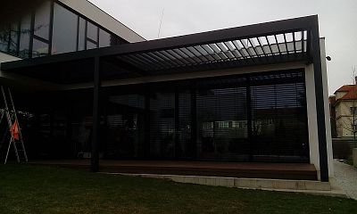 Instalace stínicích plachet SunSquare® pro kavárnu BLOX v Praze 6
