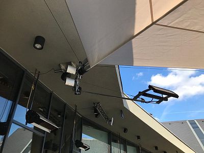 Montáž automatizované stínicí plachty pro hotel a restauraci Panská zahrada v Dobřichovicích