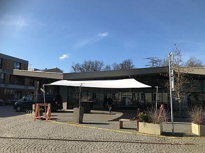 Montáž automatizované stínicí plachty pro hotel a restauraci Panská zahrada v Dobřichovicích