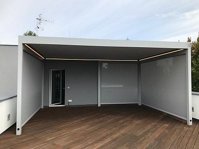 Montáž bioklimatické pergoly se screenovými roletami na střešní terase rodinné vily v Praze 6