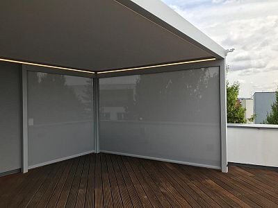 Montáž bioklimatické pergoly se screenovými roletami na střešní terase rodinné vily v Praze 6