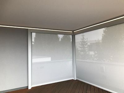 Montáž bioklimatické pergoly se screenovými roletami na střešní terase rodinné vily v Praze 6