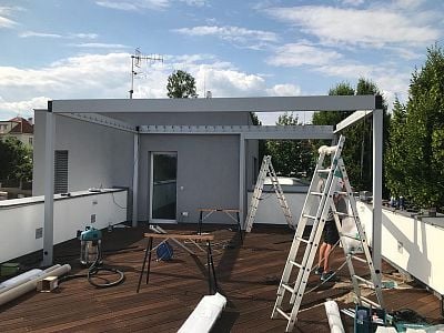 Montáž bioklimatické pergoly se screenovými roletami na střešní terase rodinné vily v Praze 6