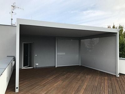 Montáž bioklimatické pergoly se screenovými roletami na střešní terase rodinné vily v Praze 6