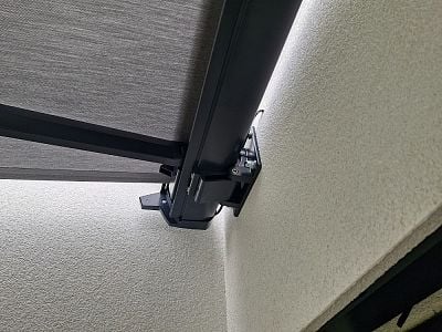 Montáž kazetové markýzy se spouštěcím volánem nad terasou rodinného domu v Pitkovicích