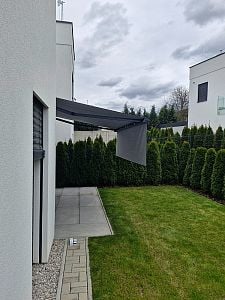 Montáž kazetové markýzy se spouštěcím volánem nad terasou rodinného domu v Pitkovicích