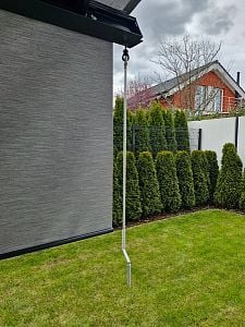 Montáž kazetové markýzy se spouštěcím volánem nad terasou rodinného domu v Pitkovicích