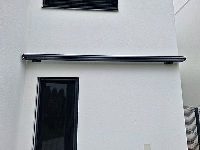 Montáž kazetové markýzy se spouštěcím volánem nad terasou rodinného domu v Pitkovicích