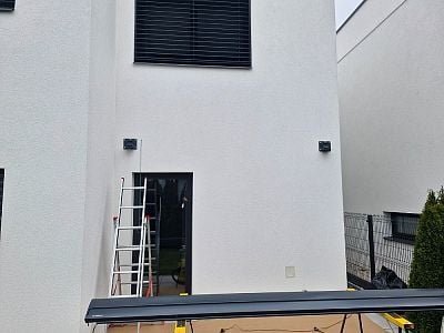 Montáž kazetové markýzy se spouštěcím volánem nad terasou rodinného domu v Pitkovicích