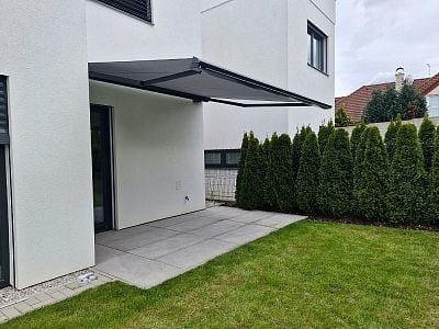 Montáž kazetové markýzy se spouštěcím volánem nad terasou rodinného domu v Pitkovicích