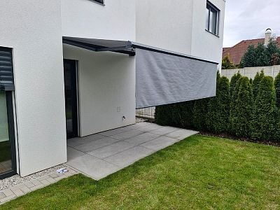 Montáž kazetové markýzy se spouštěcím volánem nad terasou rodinného domu v Pitkovicích
