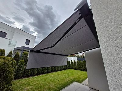 Montáž kazetové markýzy se spouštěcím volánem nad terasou rodinného domu v Pitkovicích