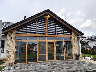 Montáž venkovních atypických žaluzií na prosklený štít rodinného domu v Chomutově