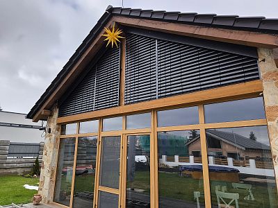 Montáž venkovních atypických žaluzií na prosklený štít rodinného domu v Chomutově