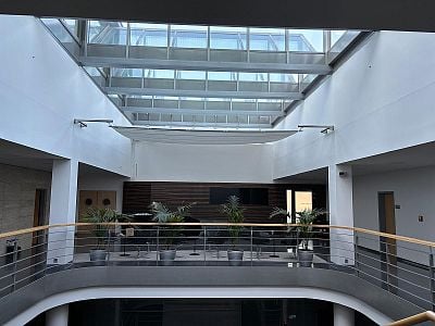 Vnitřní zastínění světlíku budovy stínicí plachtou v Praze 4