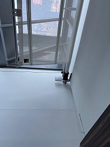 Vnitřní zastínění světlíku budovy stínicí plachtou v Praze 4