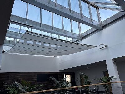 Vnitřní zastínění světlíku budovy stínicí plachtou v Praze 4