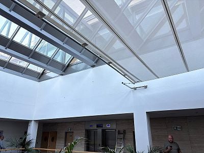 Vnitřní zastínění světlíku budovy stínicí plachtou v Praze 4