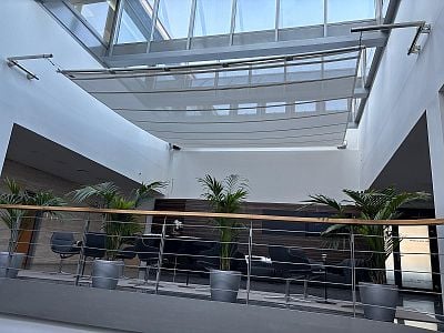 Vnitřní zastínění světlíku budovy stínicí plachtou v Praze 4