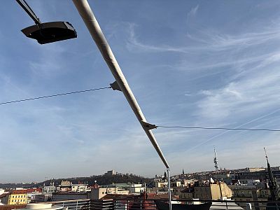 Zastínění střešní terasy plachtou proti slunci SunSquare® v Praze