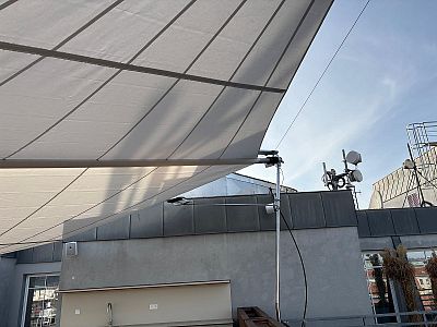 Zastínění střešní terasy plachtou proti slunci SunSquare® v Praze
