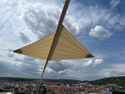 Zastínění střešní terasy protislunečními plachtami SunSquare® pro Quadrio Shopping Station v Praze