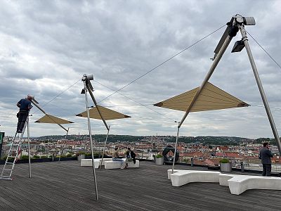 Zastínění střešní terasy protislunečními plachtami SunSquare® pro Quadrio Shopping Station v Praze