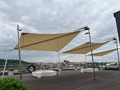 Zastínění střešní terasy protislunečními plachtami SunSquare® pro Quadrio Shopping Station v Praze
