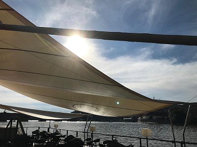 Zastínění terasy pontonové restaurace Marina Ristorante v Praze protisluneční plachtou
