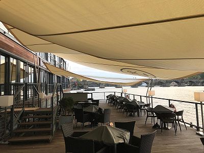 Zastínění terasy pontonové restaurace Marina Ristorante v Praze protisluneční plachtou
