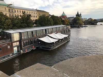 Zastínění terasy pontonové restaurace Marina Ristorante v Praze protisluneční plachtou