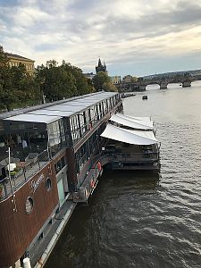 Zastínění terasy pontonové restaurace Marina Ristorante v Praze protisluneční plachtou
